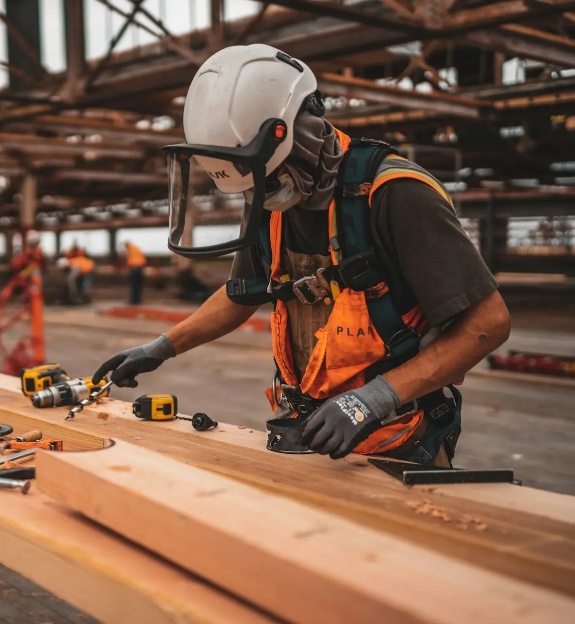 Ouvrier du bâtiment utilisant des outils avec équipements de protection