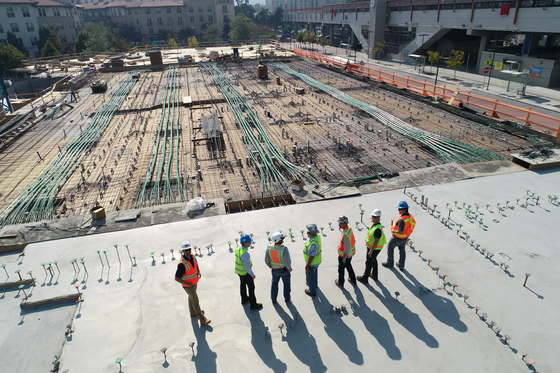 Site de construction avec ouvriers