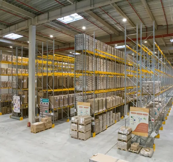 Entrepôt industriel avec rayonnages et stockage de marchandises