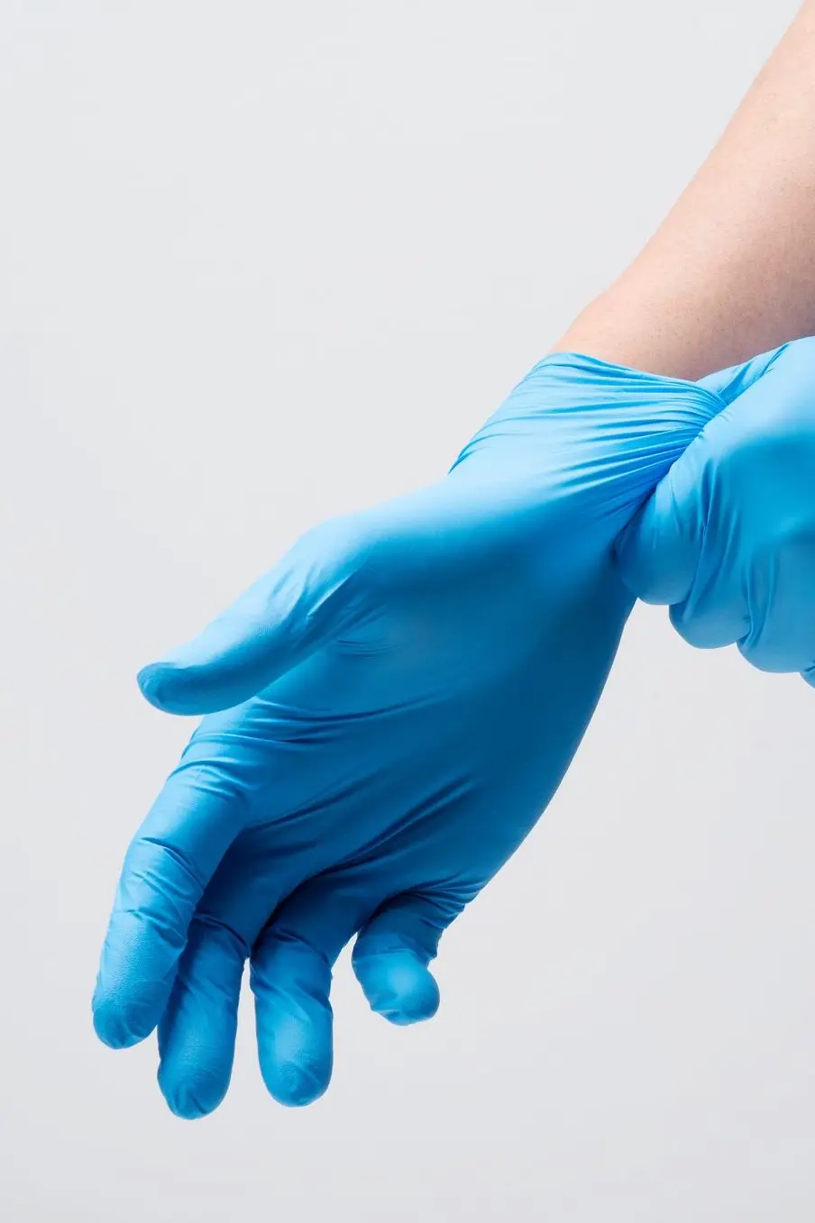Main avec gant médical pour hygiène et protection professionnelle