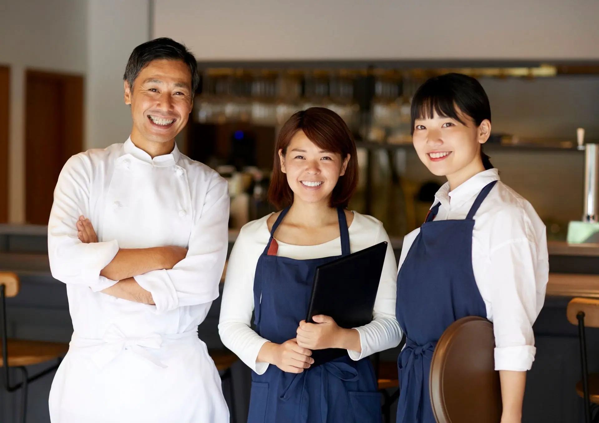 Employée en tenue professionnelle avec tablier pour service ou accueil