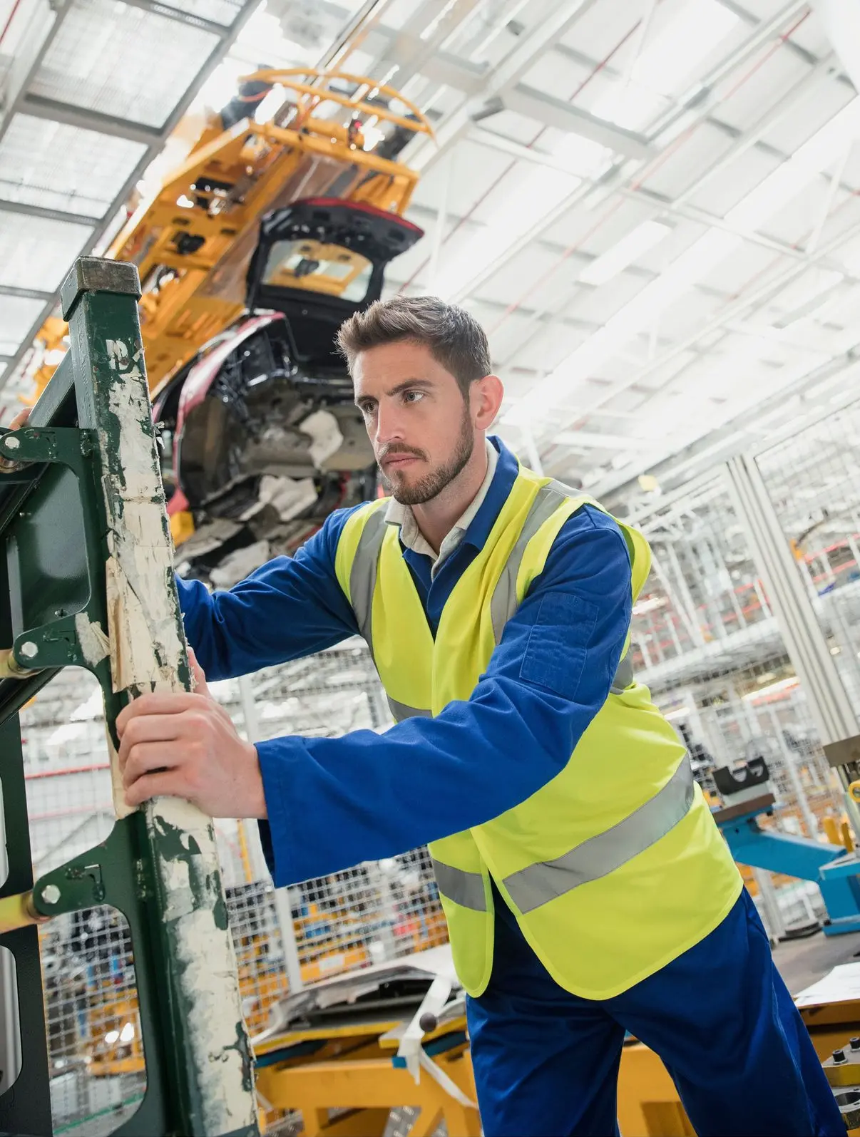 Employé industriel avec gilet haute visibilité en usine
