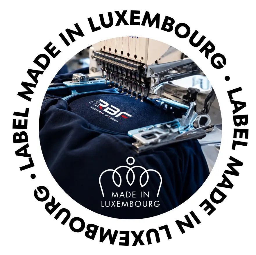 Cercle où il est noté le nom de la société RBF et le logo Made In Luxembourg, le logo RBF est brodé sur un vêtement